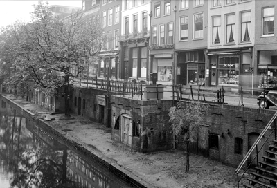 816396 Gezicht op de werf en de werfkelders langs de Oudegracht te Utrecht, vanaf de Gaardbrug, met de huizen ...